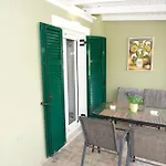 Spiti Christos Apartment, Viros شقة *