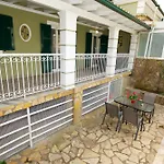 Spiti Christos Apartment, Viros