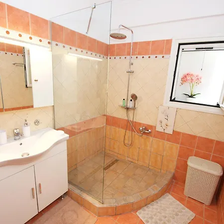Spiti Christos Apartment, Viros דירה *